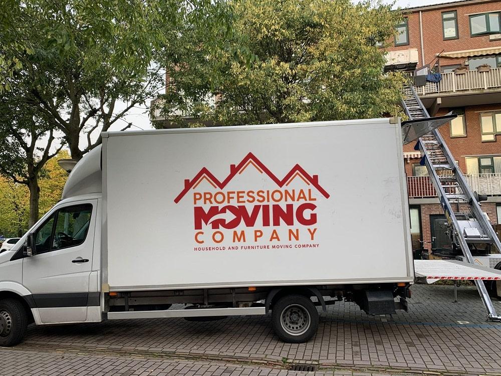 Verhuiswagen in Den Haag die spullen vervoert voor de verhuizing van een expat naar Den Haag