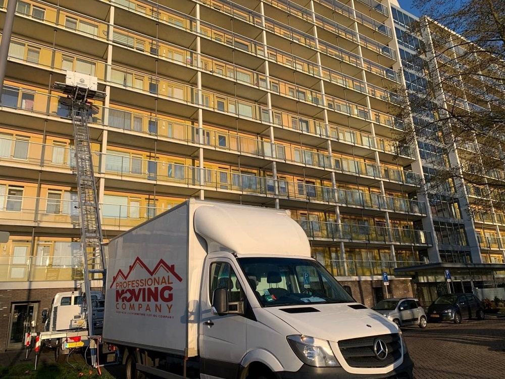 Verhuiswagen en verhuislift in actie voor een inwoner in Den Haag