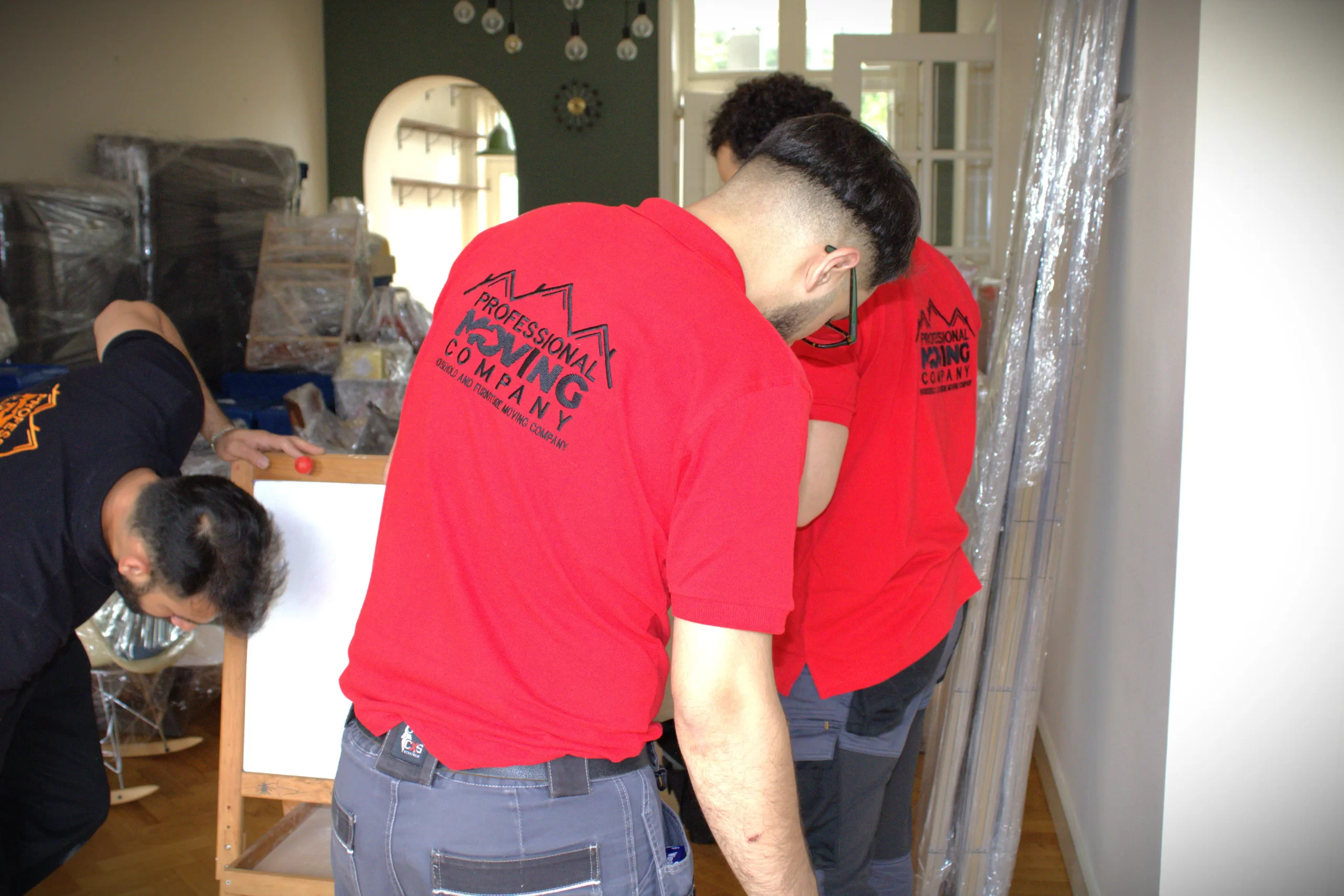 3 Verhuizers van Professional Moving Company inpakken van inboedel