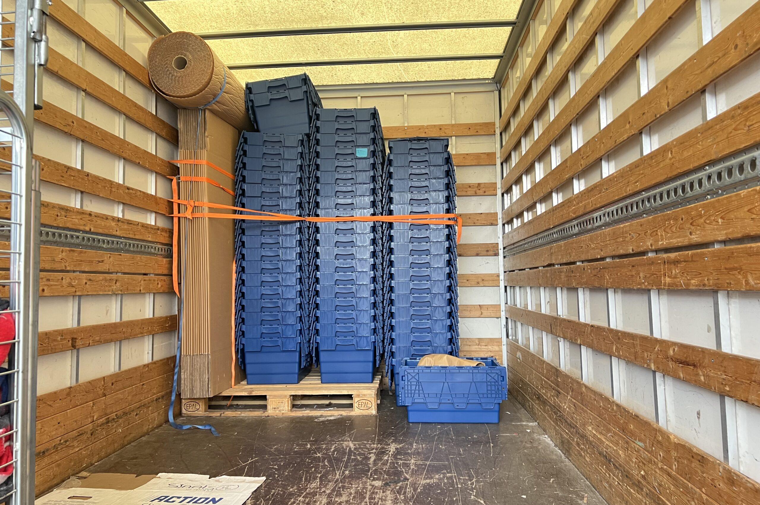 verhuismaterialen Professional Moving Company 1 Professionele verhuisdozen en verpakkingsmateriaal vastgezet in een verhuiswagen